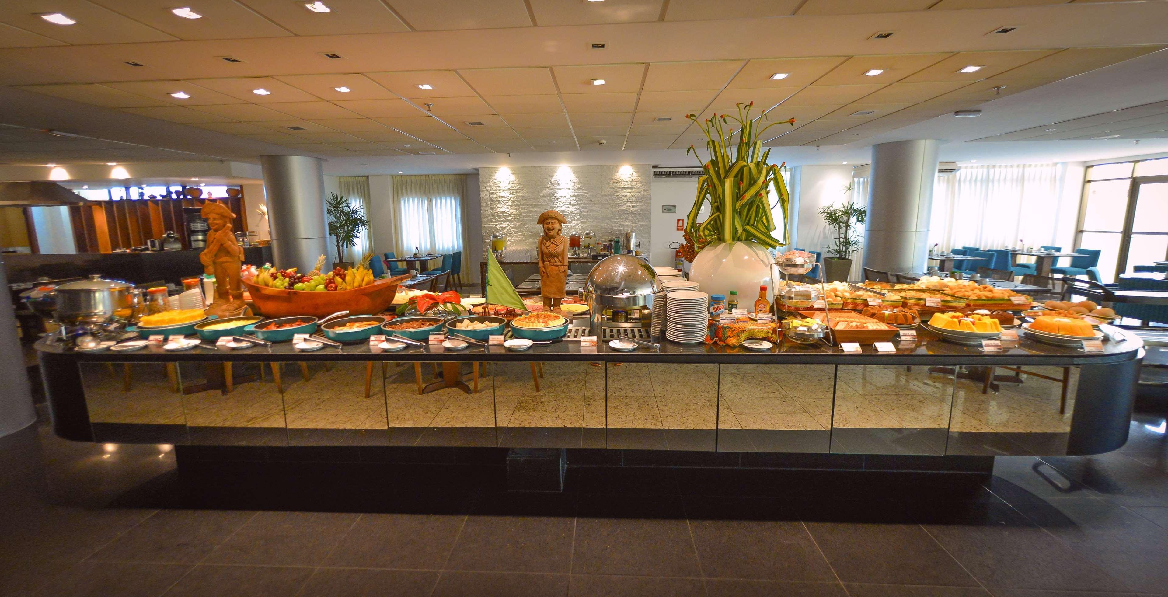 Best Western Premier Maceio Buitenkant foto A buffet at a hotel