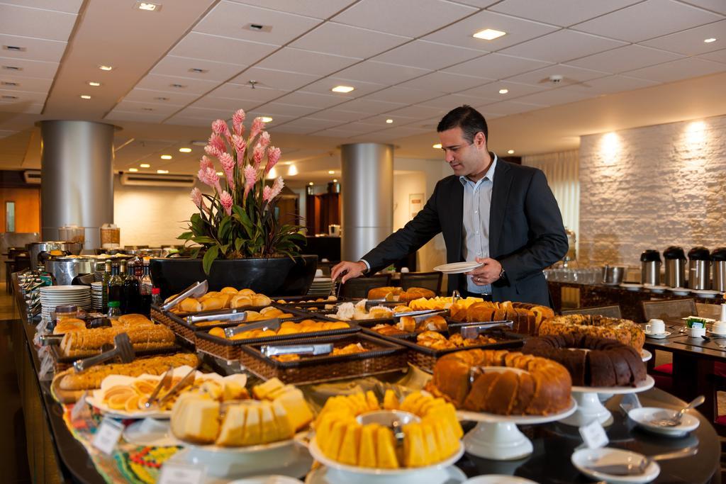 Best Western Premier Maceio Buitenkant foto A buffet at a hotel
